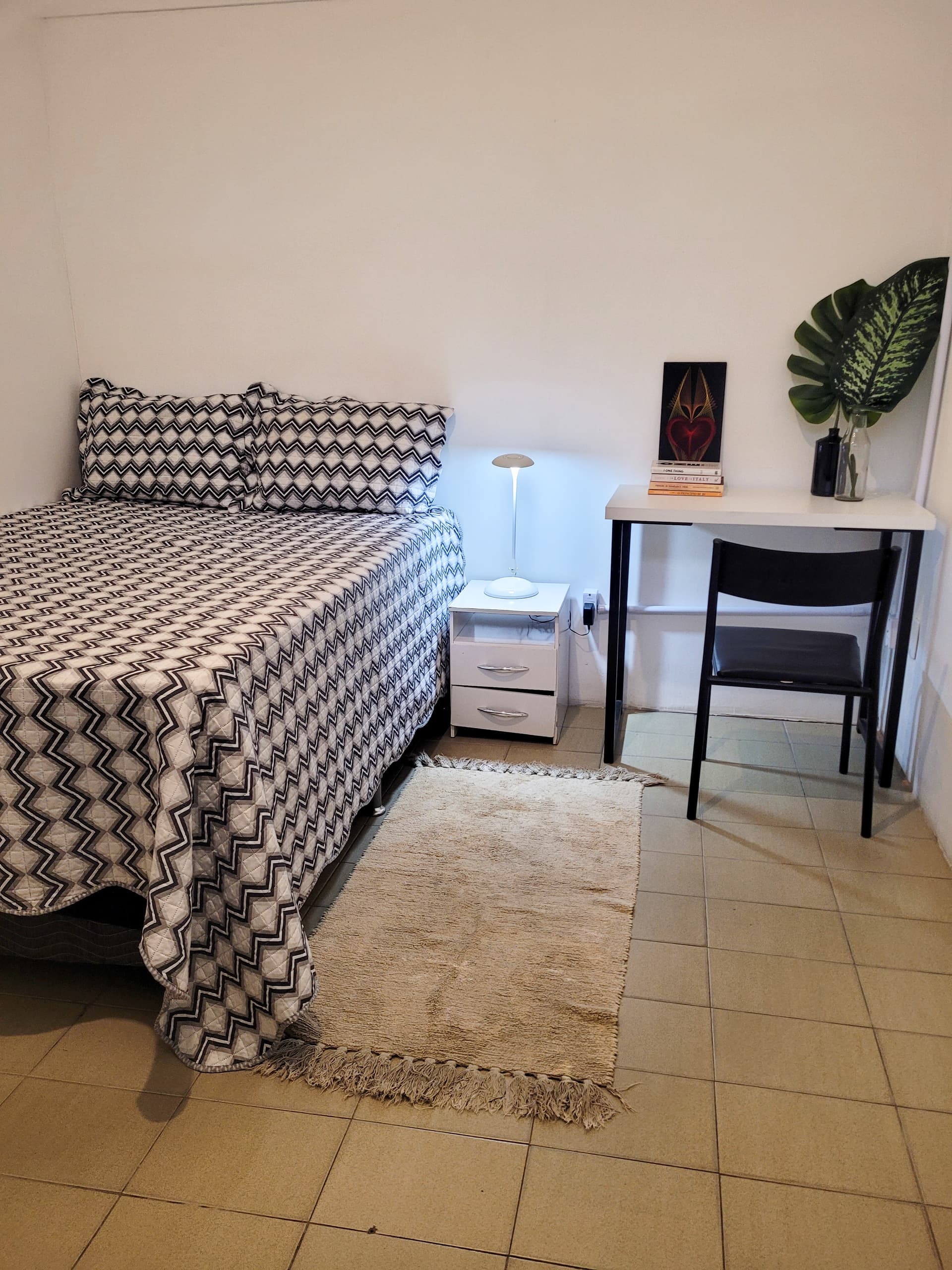 QUARTO EM CASA COM PISCINA NO CENTRO - 1