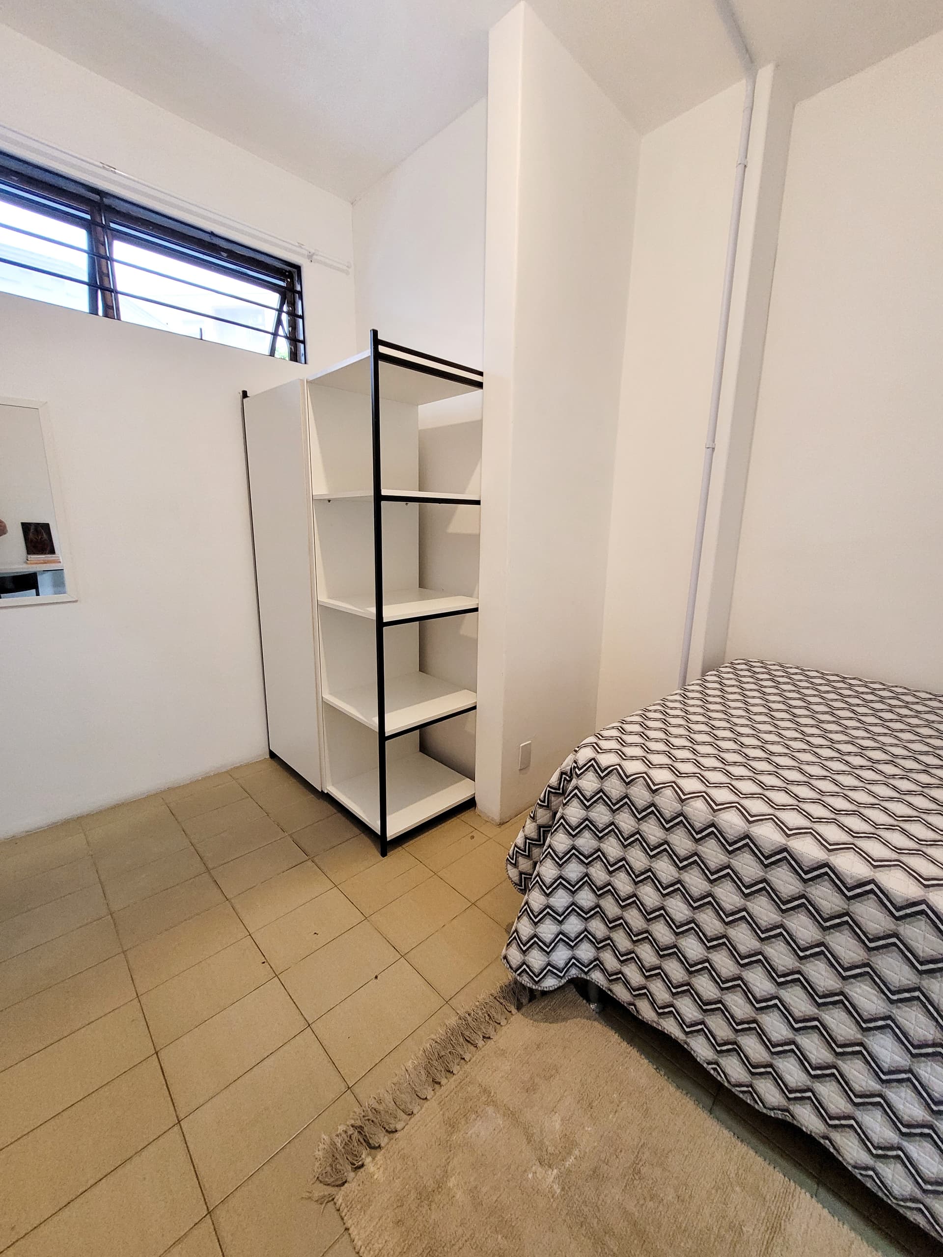 QUARTO EM CASA COM PISCINA NO CENTRO - 2