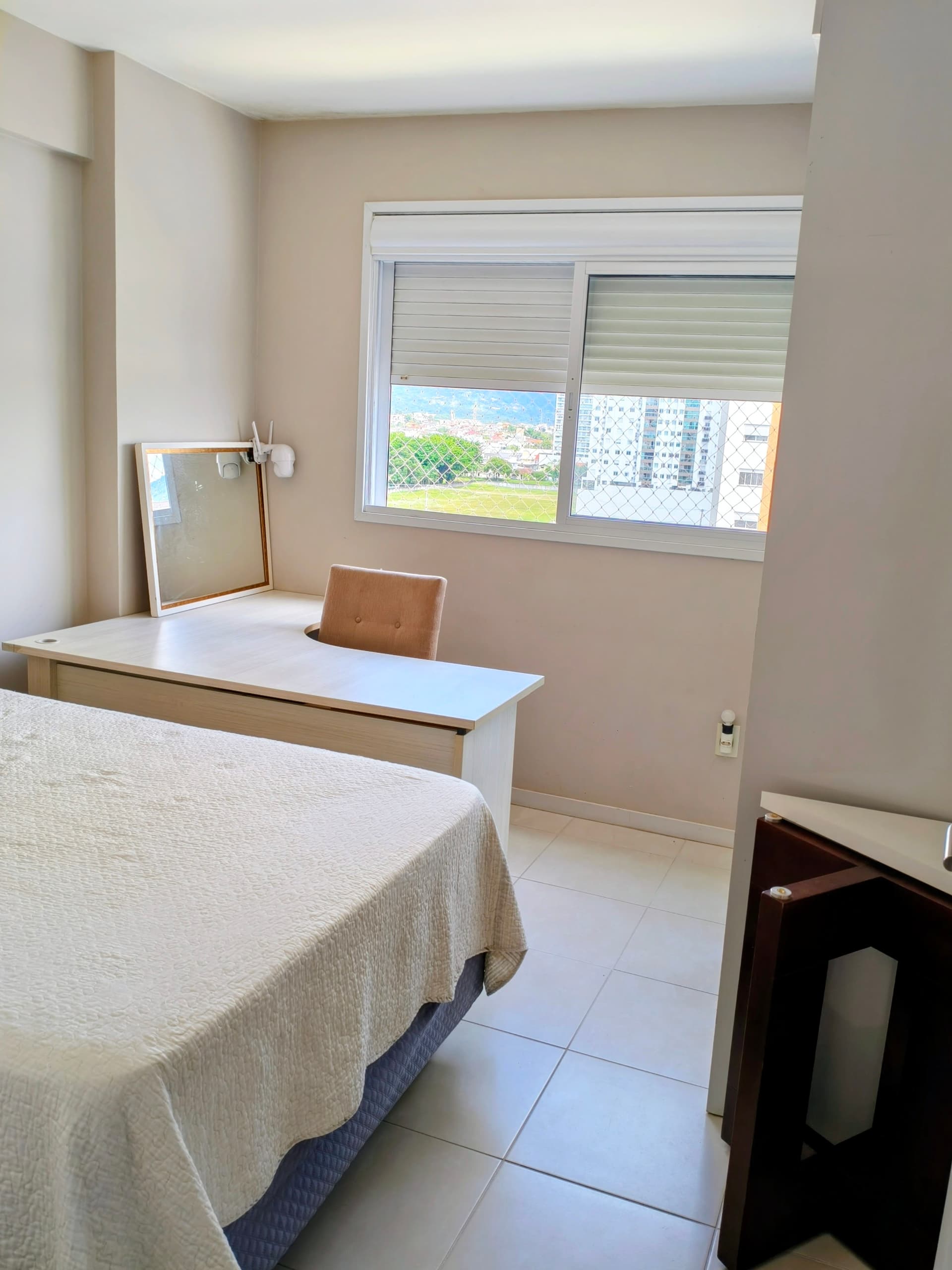 Amplo quarto mobiliado - andar alto - frente shopping - 1