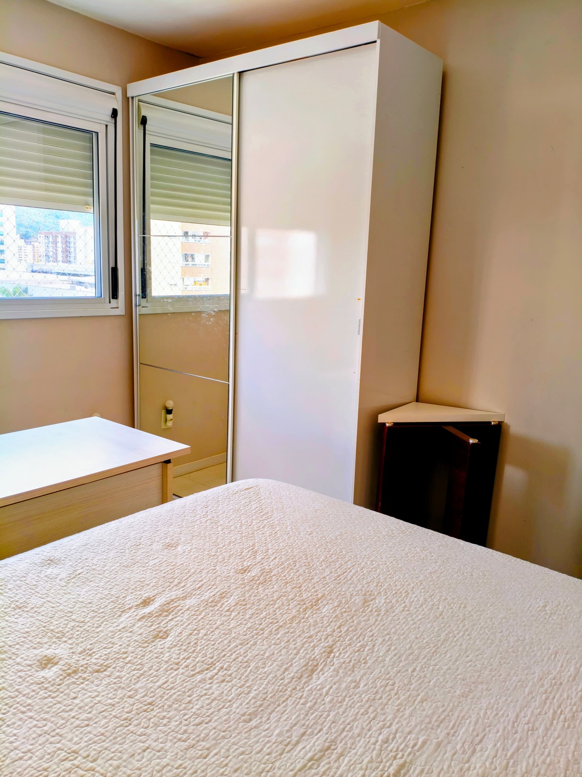 Amplo quarto mobiliado - andar alto - frente shopping - 3